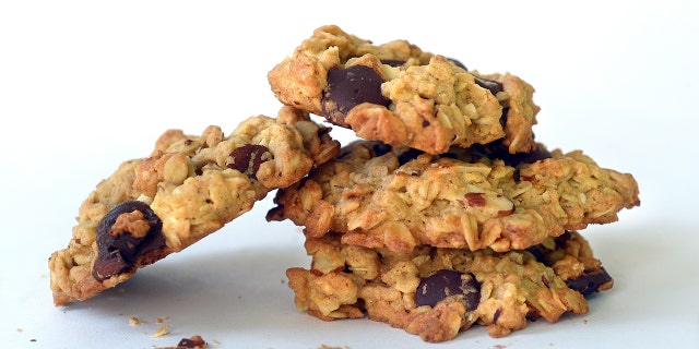 Una deliziosa ricetta di biscotti con gocce di cioccolato e fiocchi d'avena è condivisa in questo articolo. (Photo by Toni L. Sandys/The Washington Post via Getty Images)