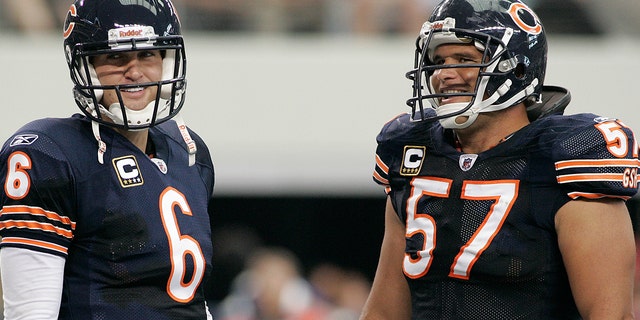 Chicago Bears quarterback Jay Cutler and center Olin Kreutz share a laugh near the end of their game against the Dallas Cowboys at Cowboys Stadium in Arlington, Texas, domingo, Septiembre. 19, 2010.
