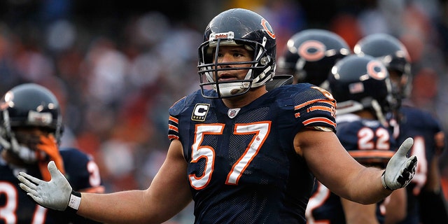 Olin Kreutz #57 of the Chicago Bears complains to a referee during a game against the St. Louis Rams at Soldier Field on December 6, 2009 en Chicago, Illinois. The Bears defeated the Rams 17-9. 