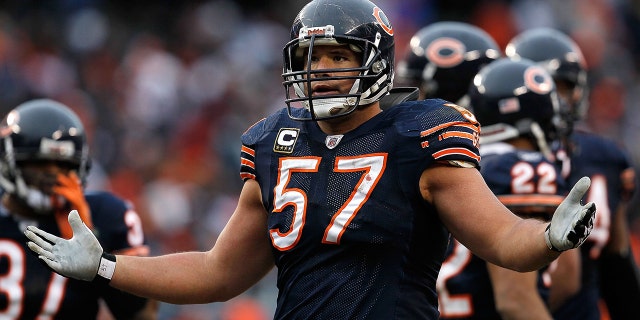 اشتكى أولين كروتز # 57 من فريق Chicago Bears إلى حكم أثناء مباراة ضد St. لويس رامز في سولدجر فيلد في 6 ديسمبر 2009 في شيكاغو ، إلينوي. هزمت الدببة الكباش 17-9.