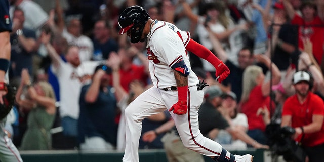 Atlanta Braves' Orlando Arcia reacts as he rounds the bases after hitting a two-run walkout home run in the ninth inning of a baseball game against the Boston Red Sox Wednesday, 할 수있다 11, 2022, 애틀랜타.