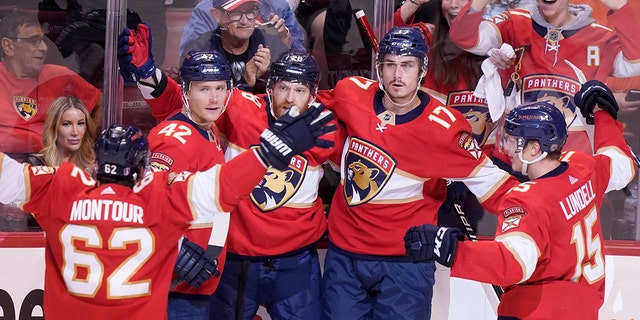 Florida Panthers teammates celebrate a goal by Florida Panthers left wing Mason Marchment (17) during the second period of Game 2 of an NHL hockey first-round playoff series , 木曜日, 五月 5, 2022, 日の出で, フラ. 