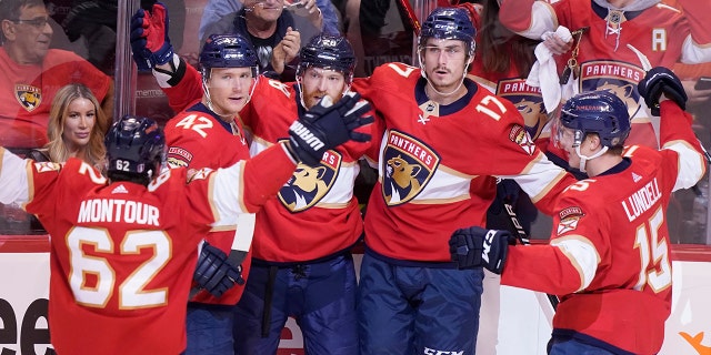 Florida Panthers teammates celebrate a goal by Florida Panthers left wing Mason Marchment (17) during the second period of Game 2 of an NHL hockey first-round playoff series , 木曜日, 五月 5, 2022, 日の出で, フラ.