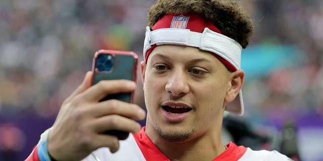 Patrick Mahomes of the Kansas City Chiefs records a video message on the sideline during the 2022 NFL Pro Bowl against the NFC at Allegiant Stadium Feb. 6, 2022, 在拉斯维加斯.