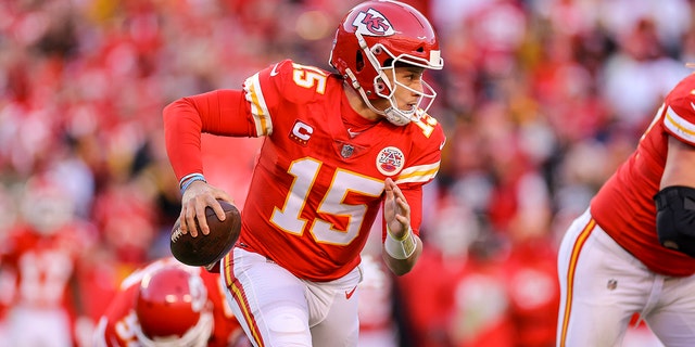 Patrick Mahomes of the Kansas City Chiefs runs with the football during the AFC Championship Game against the Cincinnati Bengals at Arrowhead Stadium Jan. 30, 2022, 在堪萨斯城, 莫.