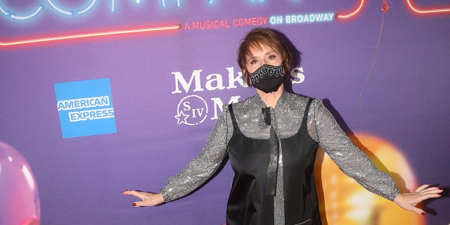 Patti LuPone, Stephen Sondheim'ın açılış gecesinde poz veriyor "Şirket" Broadway'de 9 Aralık 2021'de New York'ta The Bernard B. Jacobs Theatre'da.