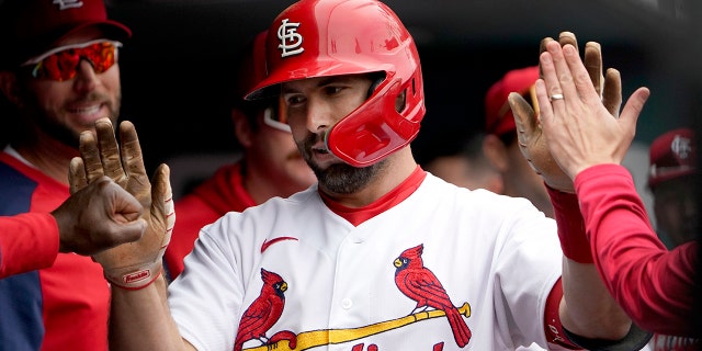 Paul Goldschmidt, de los St. Louis Cardinals, es felicitado por sus compañeros de equipo luego de conectar un jonrón solitario durante la primera entrada de un juego de béisbol contra los Kansas City Royals el lunes 2 de mayo de 2022 en St. Louis.