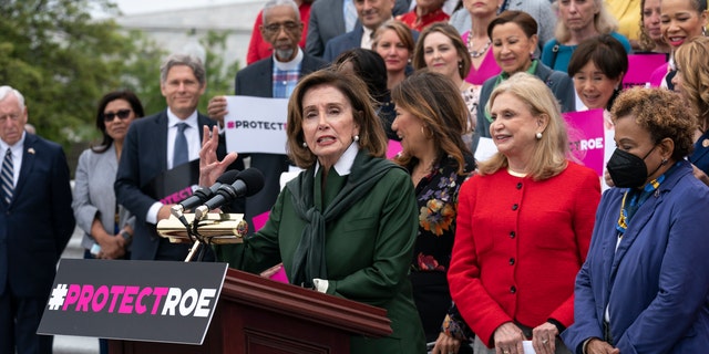 Speaker of the House Nancy Pelosi, D-Calif., leads an event with House Democrats after the Senate failed to pass the Women's Health Protection Act to ensure a federally protected right to abortion access, on the Capitol steps in Washington, viernes, Mayo 13, 2022.