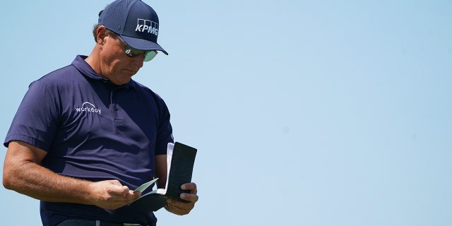 PGA Championship: Phil Mickelson during Sunday play at the Kiawah Island Resort Ocean Course. Kiawah Island, South Carolina.