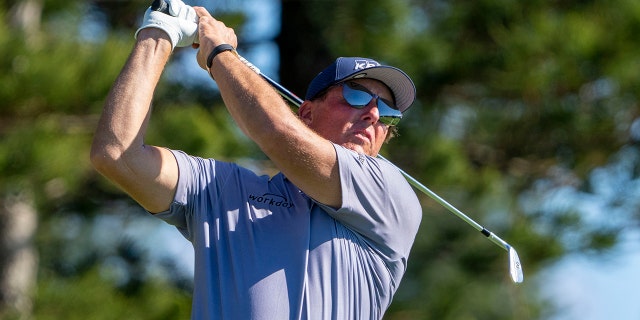يضرب Phil Mickelson طلقة نقطة الإنطلاق في الحفرة الثانية خلال الجولة الثانية من بطولة Sentry Tournament of Champions بطولة الجولف في منتجع Kapalua - The Plantation Course في Maui في 7 يناير 2022.