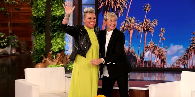 Pink et Ellen DeGeneres réfléchissent à leurs moments sauvages sur "Le spectacle d'Ellen DeGeneres." Pink a fait sa première apparition en 2003 et a reçu un skateboard et un vélo de la part de l'animateur du talk-show.