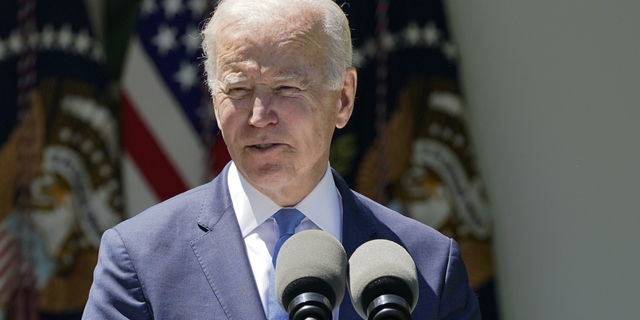President Joe Biden speaks at an event on lowering the cost of high-speed internet in the Rose Garden of the White House on Monday, 五月 9.