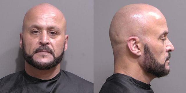 تم القبض على رجل فلوريدا رافائيل ريفيرا بتهمة الاعتداء المشدد بسلاح مميت دون نية القتل بعد مزاعم أنه ألقى بسكين على رجل آخر خلال حادث طريق