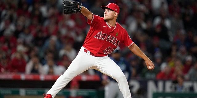 Los Angeles Angels starting pitcher Reid Detmers throws against the Tampa Bay Rays in Anaheim, California, martes, Mayo 10, 2022.