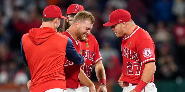 Los Angeles Angels starting pitcher Reid Detmers celebrates with teammates after throwing a no-hitter against the Tampa Bay Rays in Anaheim, California, martedì, Maggio 10, 2022.