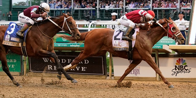 Rich Strike (21), with Sonny Leon aboard, beats Epicenter (3), with Joel Rosario aboard, at the finish line to win the 148th running of the Kentucky Derby horse race at Churchill Downs Saturday, Mayo 7, 2022, in Louisville, Ky.