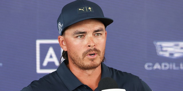 Rickie Fowler is interviewed prior to the start of the 2022 PGA Championship at Southern Hills Country Club on May 16, 2022, in Tulsa, 오클라호마.