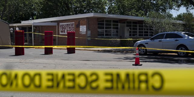 Crime scene tape surrounds Robb Elementary School in Uvalde, Texas, op Woensdag, Mei 25.
