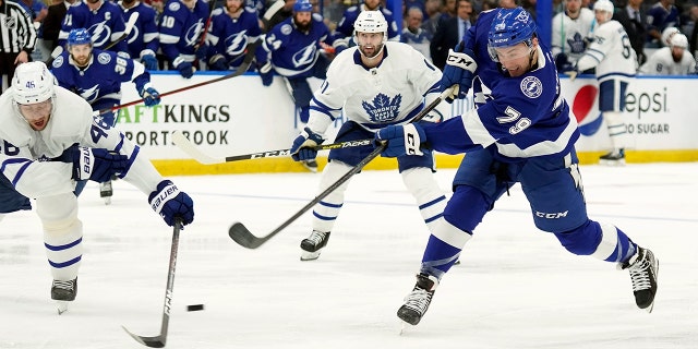 Tampa Bay Lightning center Ross Colton (79) fires the puck past Toronto Maple Leafs defenseman Ilya Lyubushkin (46) and center Colin Blackwell (11) for a goal during the second period in Game 4 of an NHL hockey first-round playoff series Sunday, 할 수있다 8, 2022, 탬파, Fla.