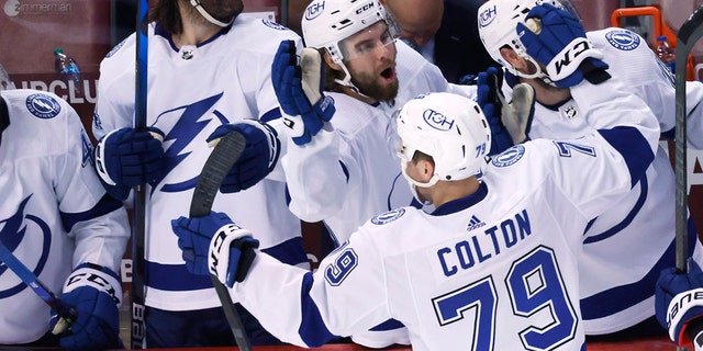 Tampa Bay Lightning center Ross Colton (79) is congratulated after scoring agains the Florida Panthers in the closing seconds of Game 2 of an NHL hockey second-round playoff series Thursday, Mei 19, 2022, in Sunrise, Fla.