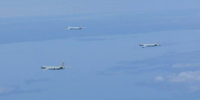 Een Russische TU-95 bommenwerper en Chinese H-6 bommenwerpers vliegen op dinsdag 24 mei over de Oost-Chinese Zee.