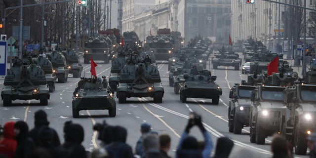 Des véhicules d'artillerie, des chars et des véhicules militaires automoteurs russes descendent la rue Tverskaya en direction de la place Rouge lors d'une répétition pour le défilé militaire du jour de la victoire à Moscou.  Le Kremlin prévoit d'étendre son armée à 1,5 million de soldats d'ici 2026, ont annoncé mardi des responsables. 