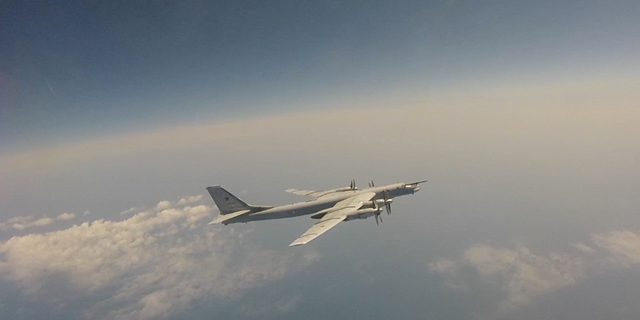Een Russische strategische bommenwerper Tu-95 vliegt tijdens een Russisch-Chinese militaire luchtoefening om op dinsdag 24 mei op een onbekende locatie te patrouilleren in de regio Azië-Pacific.