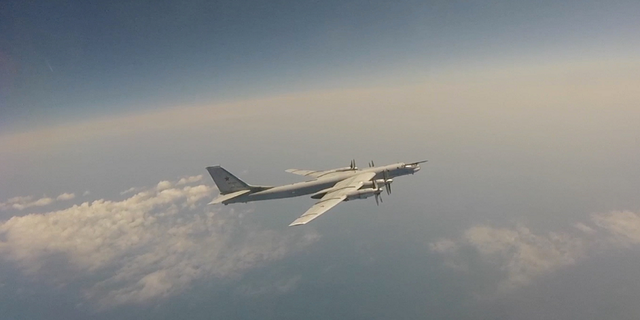 Een Russische strategische bommenwerper Tu-95 vliegt tijdens een Russisch-Chinese militaire luchtoefening om op dinsdag 24 mei op een onbekende locatie te patrouilleren in de regio Azië-Pacific.