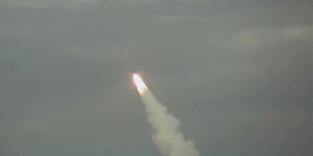 A Rússia disse que testou um míssil de cruzeiro hipersônico Zircon no Mar de Barents, sábado, 28 de maio de 2022.
