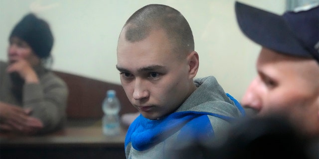 Feldwebel der russischen Armee.  Vadim Shishimir, 21, wird am Mittwoch, den 18. Mai, während einer Gerichtsverhandlung in Kiew, Ukraine, hinter einem Spiegel gesehen.  Er wurde zu lebenslanger Haft verurteilt, weil er einen unbewaffneten Bürger getötet hatte.