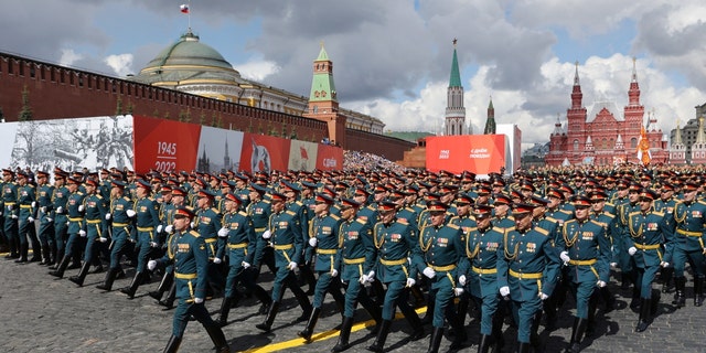 Rosyjscy żołnierze idą podczas defilady wojskowej w Dzień Zwycięstwa, który upamiętnia 77. rocznicę zwycięstwa nad nazistowskimi Niemcami w II wojnie światowej, na Placu Czerwonym w centrum Moskwy, 9 maja 2022 r.