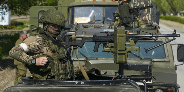 شوهد جنود روس يقفون فوق مركباتهم العسكرية بالقرب من محطة الطاقة النووية زابوريزهزهيا في جنوب شرق أوكرانيا يوم الأحد ، الأول من مايو.