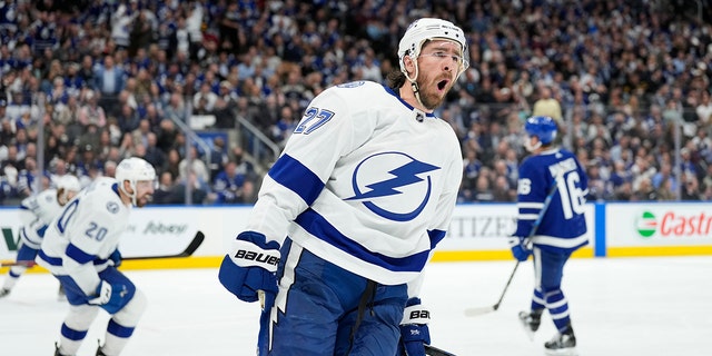 Ryan McDonagh of the Tampa Bay Lightning celebrates after scoring against the Maple Leafs during the 2022 Stanley Cup Playoffs May 10, 2022, in Toronto, 加拿大.