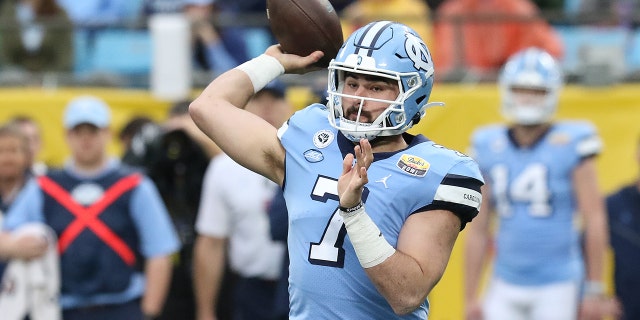 Sam Howell, quarterback da Carolina do Norte, durante o Duke's Mayo Bowl entre o North Carolina Tar Heels e o South Carolina Gamecocks em 30 de dezembro de 2021, no Bank of America Stadium em Charlotte, Carolina do Norte