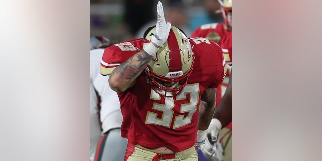 Scooby Wright III (33) of the Birmingham Stallions reacts after a defensive stop during the second half against the Tampa Bay Bandits at Protective Stadium May 7, 2022, 在伯明翰, 翼.