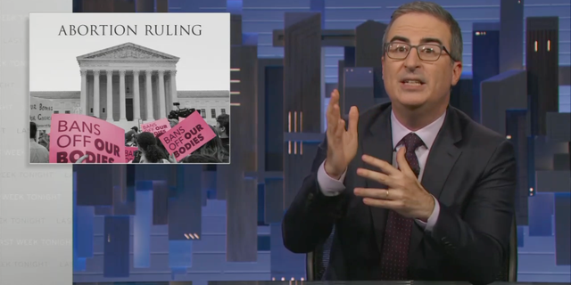 HBO "Last Week Tonight" host John Oliver laments the possible end of Roe v. 韦德.