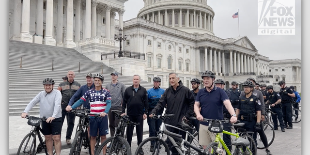 House Republicans and Capitol Police pose for a picture before the "Back The Blue Bike Tour". (Fox News Digital/Jon Michael Raasch)