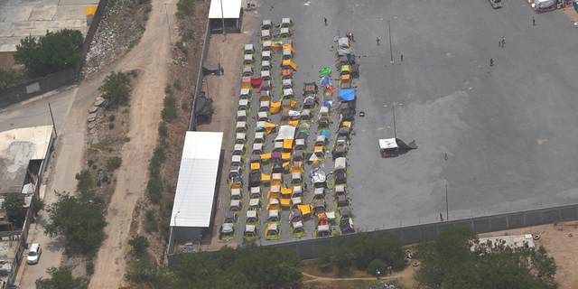 Migrants have been waiting in tents along the U.S.-Mexico border, テキサス州公共安全局によると.