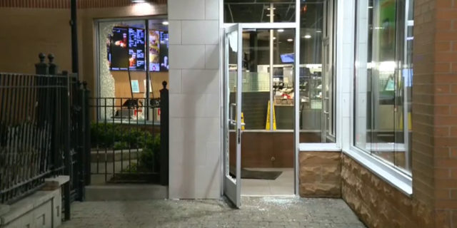 Un McDonald's du centre-ville de Chicago a subi de lourds dégâts après une fusillade qui a fait deux morts et huit blessés le 19 mai 2022.