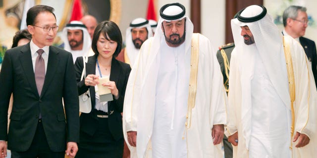 South Korean President Lee Myung Bak meets Sheik Khalifa bin Zayed Al-Nahyan and Sheik Mohammed bin Zayed Al-Nahyan in Abu Dhabi, March 13, 2011. (G3 Box News Photo/WAM-HO, File)