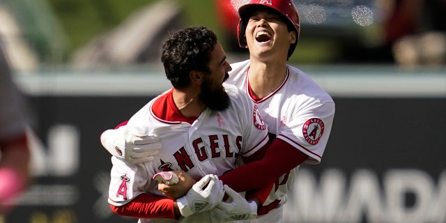 LA 에인절스 지명타자 오타니 쇼헤이 (17) celebrates with Anthony Rendon (6) 후에 5-4 win over the Washington Nationals in a baseball game in Anaheim, 칼리프., 일요일, 할 수있다 8, 2022. Rendon hit a walk-off single, allowing Ohtani to score.