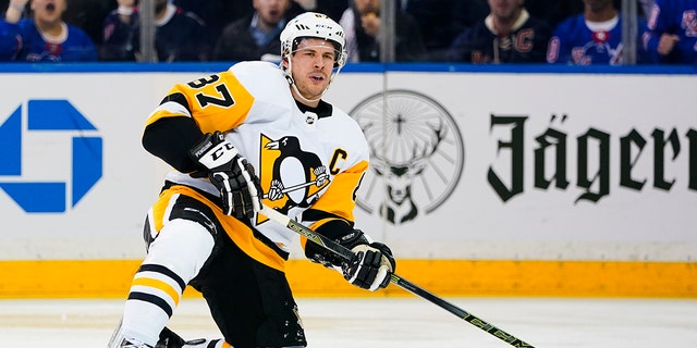 Sidney Crosby (87 ans) des Penguins de Pittsburgh réagit après avoir été renversé lors de la première période du match 5 d'une série éliminatoire de premier tour de la Coupe Stanley de hockey de la LNH contre les Rangers de New York le mercredi 11 mai 2022 à New York.