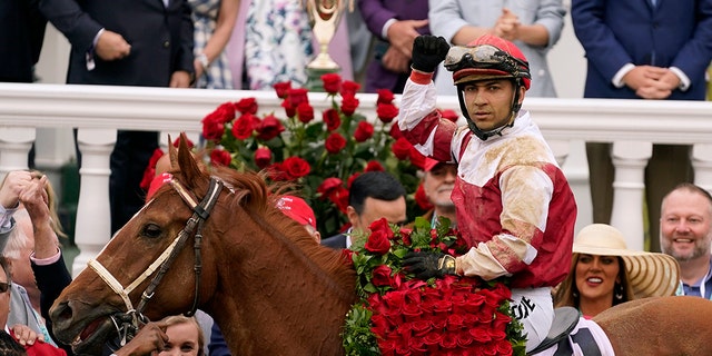 Jockey Sonny Leon rides Rich Strike in the winner's circle after winning the 148th running of the Kentucky Derby horse race at Churchill Downs Saturday, Mei 7, 2022, in Louisville, Ky. 