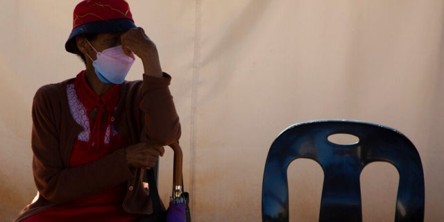 Eine Frau wartet in der Schlange, um in einem Testzentrum in Soweto, Südafrika, am Mittwoch, den 11. Mai 2022, auf COVID-19 getestet zu werden Experten.