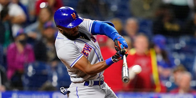 New York Mets' Starling Marte hits a run-scoring double against Philadelphia Phillies pitcher Corey Knebel during the ninth inning of a baseball game, jueves, Mayo 5, 2022, en Filadelfia. 