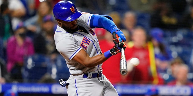 New York Mets' Starling Marte hits a run-scoring double against Philadelphia Phillies pitcher Corey Knebel during the ninth inning of a baseball game, giovedi, Maggio 5, 2022, a Philadelphia.