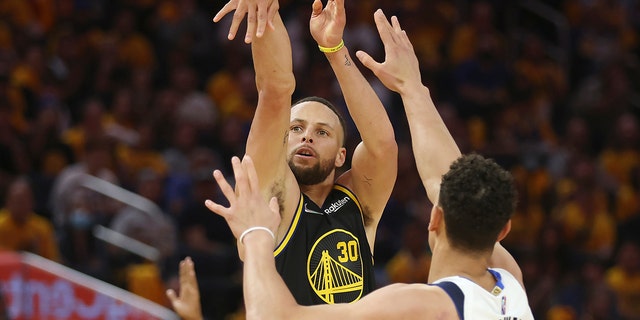 Golden State Warriors guard Stephen Curry (30) watches his 3-point basket against Dallas Mavericks center Dwight Powell during the second half of Game 1 of the NBA basketball playoffs Western Conference finals in San Francisco, miércoles, Mayo 18, 2022.