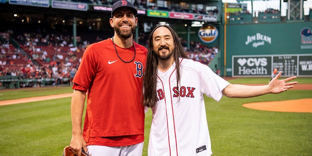 El DJ Steve Aoki posa con Matt Barnes de los Medias Rojas después de lanzar su primer espectáculo de celebración antes del juego de los Astros de Houston el 16 de mayo de 2022 en Fenway Park en Boston, Massachusetts.