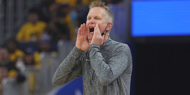 Golden State Warriors head coach Steve Kerr gestures toward players during the first half of Game 2 of the NBA basketball playoffs Western Conference finals against the Dallas Mavericks in San Francisco, 星期五, 可能 20, 2022.