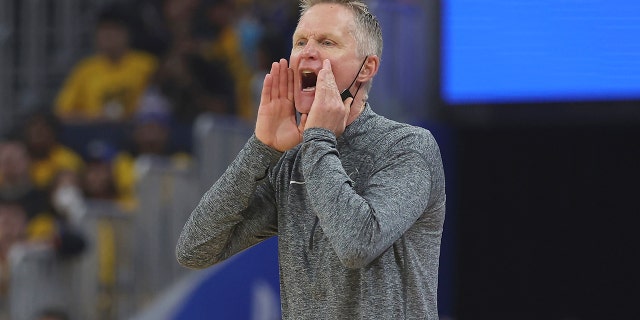 يشير ستيف كير ، المدير الفني لـ Golden State Warriors ، إلى اللاعبين في النصف الأول من المباراة 2 من تصفيات كرة السلة NBA في نهائيات المؤتمر الغربي ضد دالاس مافريكس في سان فرانسيسكو ، الجمعة 20 مايو 2022.